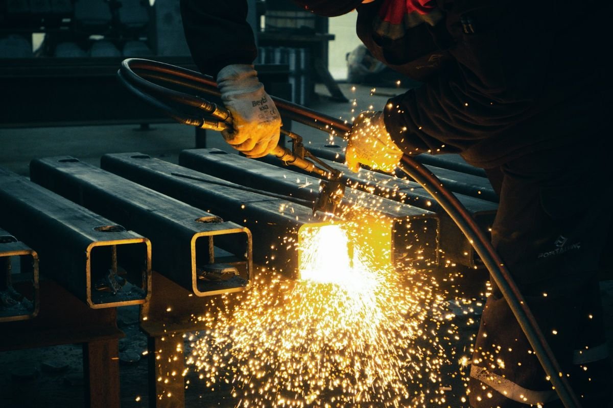 Metallzuschnitt in der Werkstatt