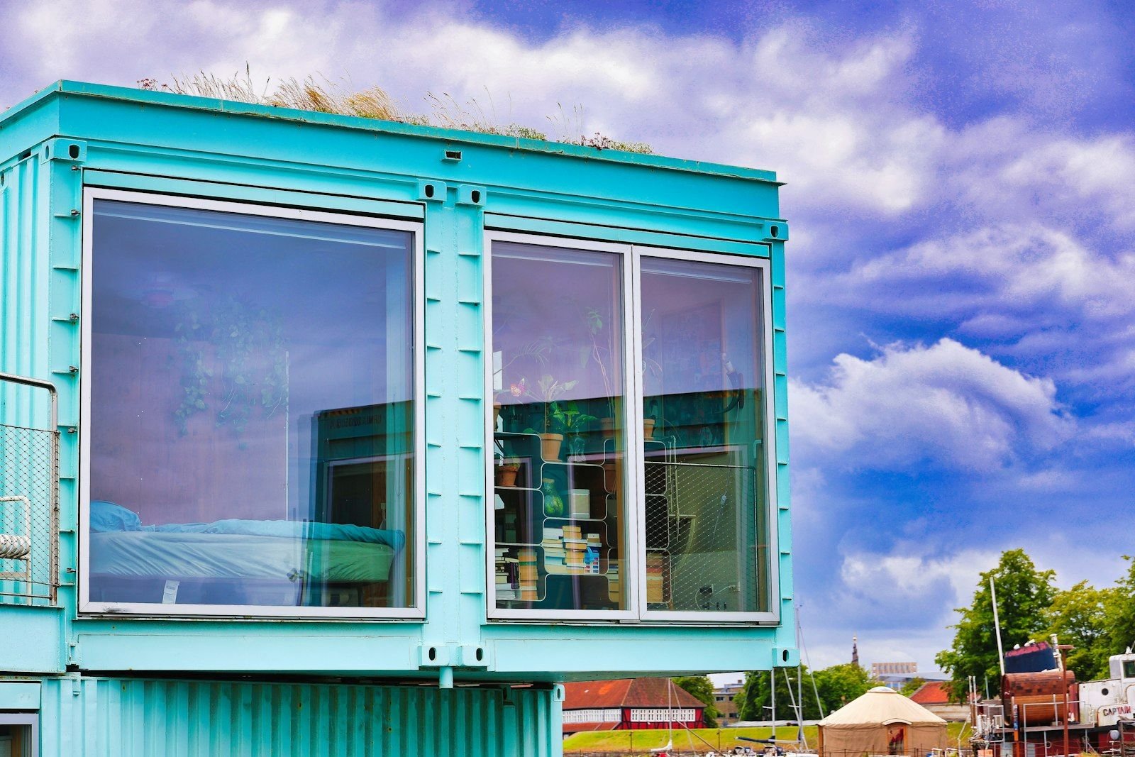 Modernes Wohnhaus aus Containern, große Glasfronten