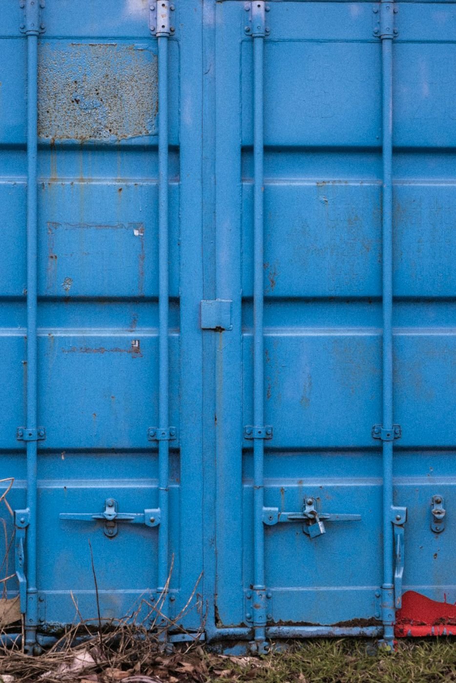 Nahaufnahme der Verriegelungsstangen einer Containertür